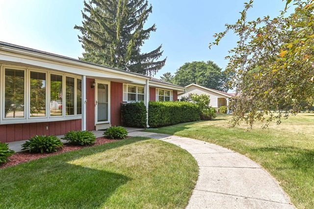 18571 W Hillcrest DRIVE, New Berlin, WI 53146