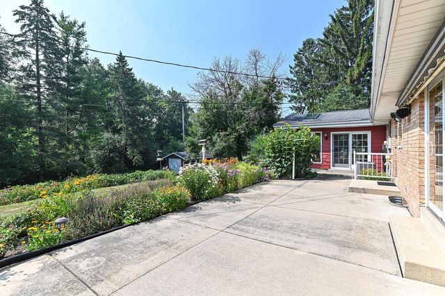 18571 W Hillcrest DRIVE, New Berlin, WI 53146