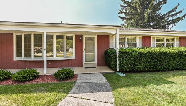 18571 W Hillcrest DRIVE, New Berlin, WI 53146