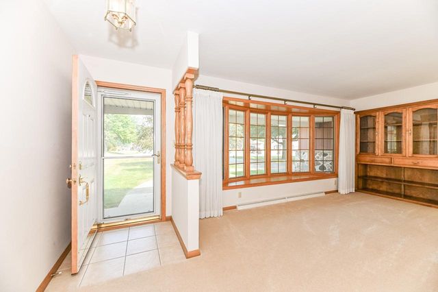 18571 W Hillcrest DRIVE, New Berlin, WI 53146