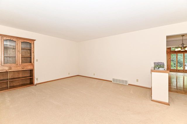 18571 W Hillcrest DRIVE, New Berlin, WI 53146