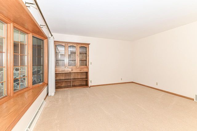 18571 W Hillcrest DRIVE, New Berlin, WI 53146