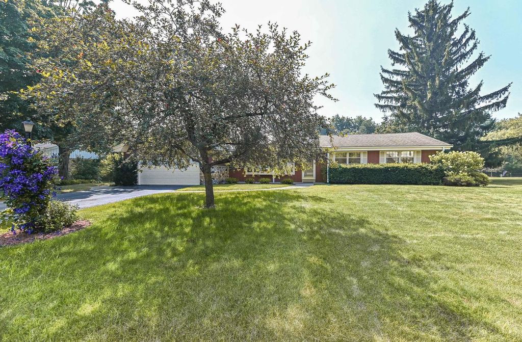 18571 W Hillcrest DRIVE, New Berlin, WI 53146