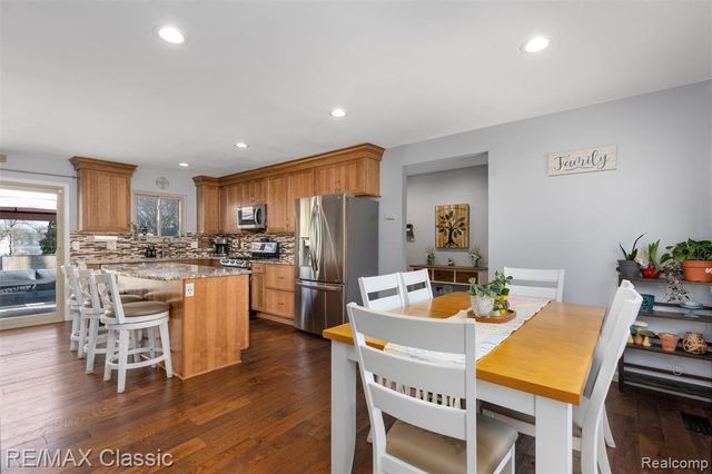 484 W Beechdale Street, Commerce Twp, MI 48382