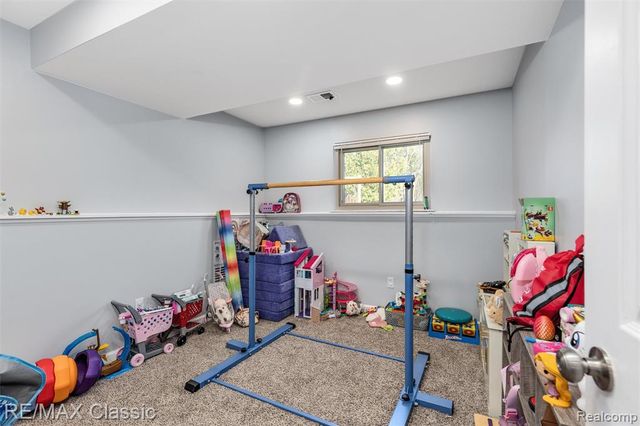 484 W Beechdale Street, Commerce Twp, MI 48382
