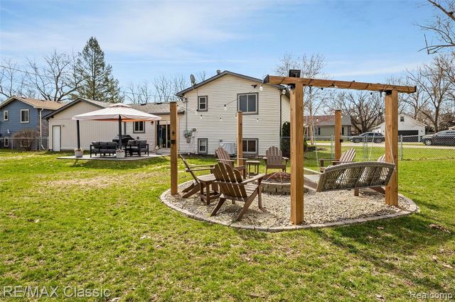 484 W Beechdale Street, Commerce Twp, MI 48382