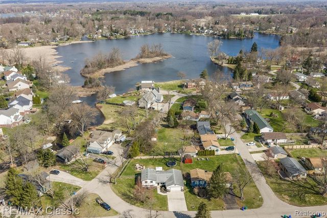 484 W Beechdale Street, Commerce Twp, MI 48382
