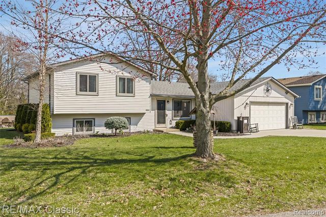 484 W Beechdale Street, Commerce Twp, MI 48382