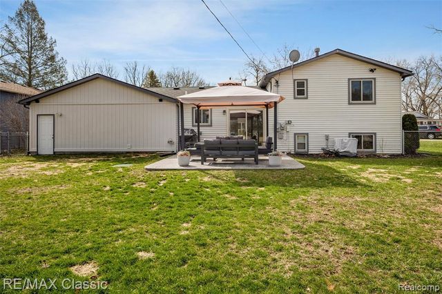 484 W Beechdale Street, Commerce Twp, MI 48382