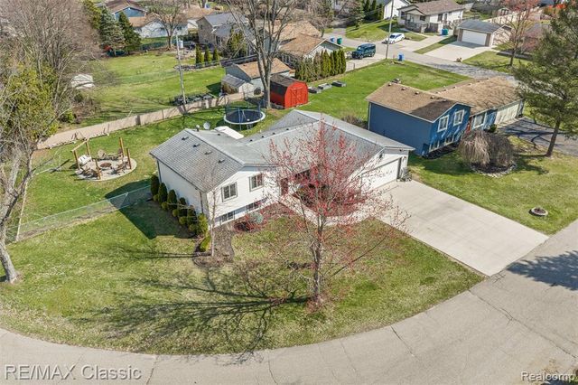 484 W Beechdale Street, Commerce Twp, MI 48382