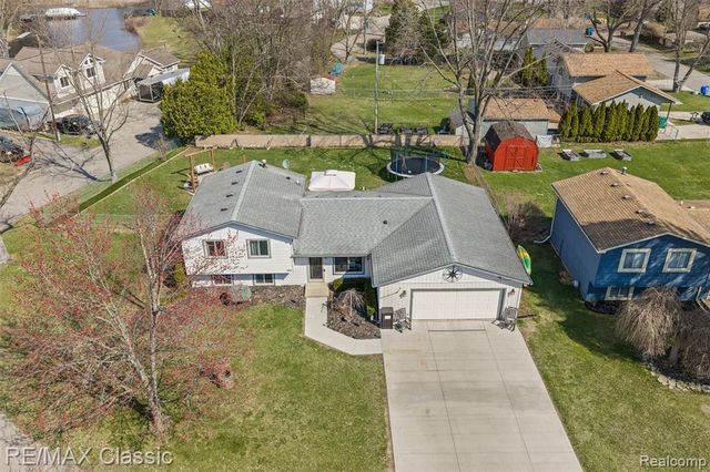 484 W Beechdale Street, Commerce Twp, MI 48382