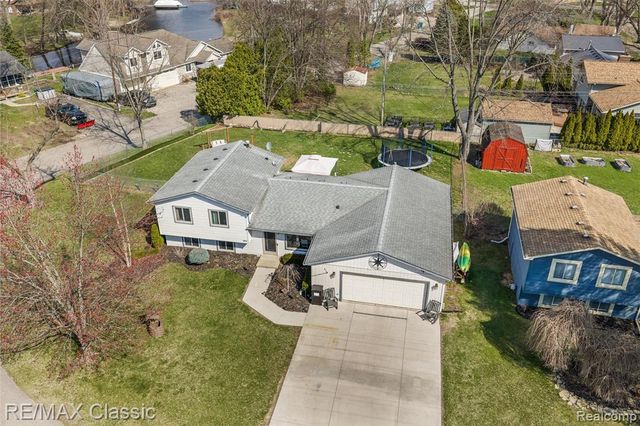 484 W Beechdale Street, Commerce Twp, MI 48382