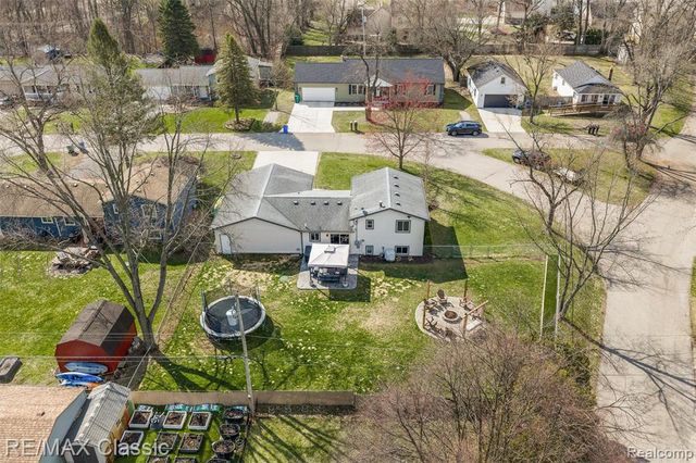 484 W Beechdale Street, Commerce Twp, MI 48382