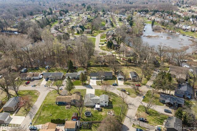 484 W Beechdale Street, Commerce Twp, MI 48382