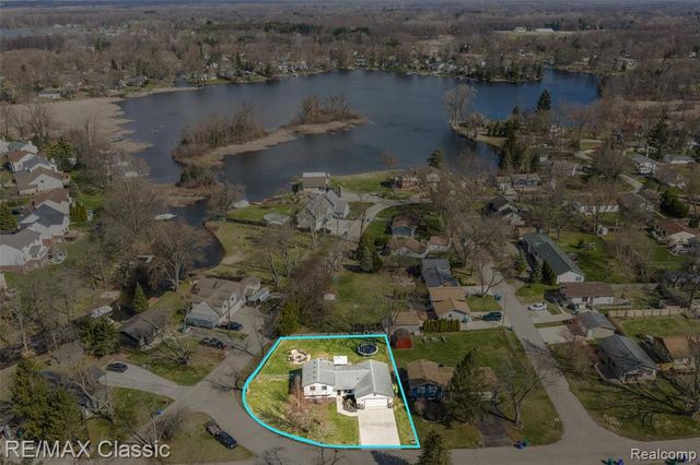 484 W Beechdale Street, Commerce Twp, MI 48382