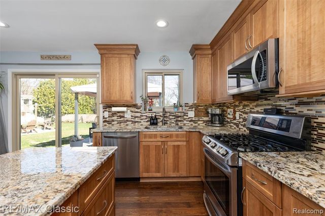 484 W Beechdale Street, Commerce Twp, MI 48382