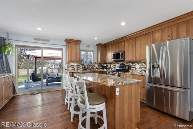 484 W Beechdale Street, Commerce Twp, MI 48382