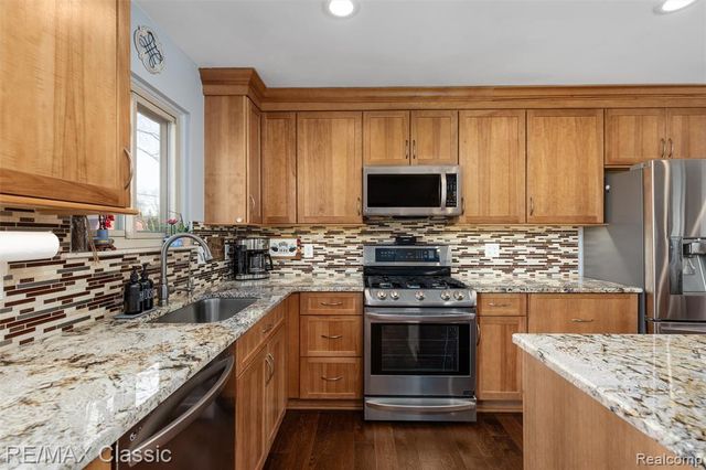 484 W Beechdale Street, Commerce Twp, MI 48382