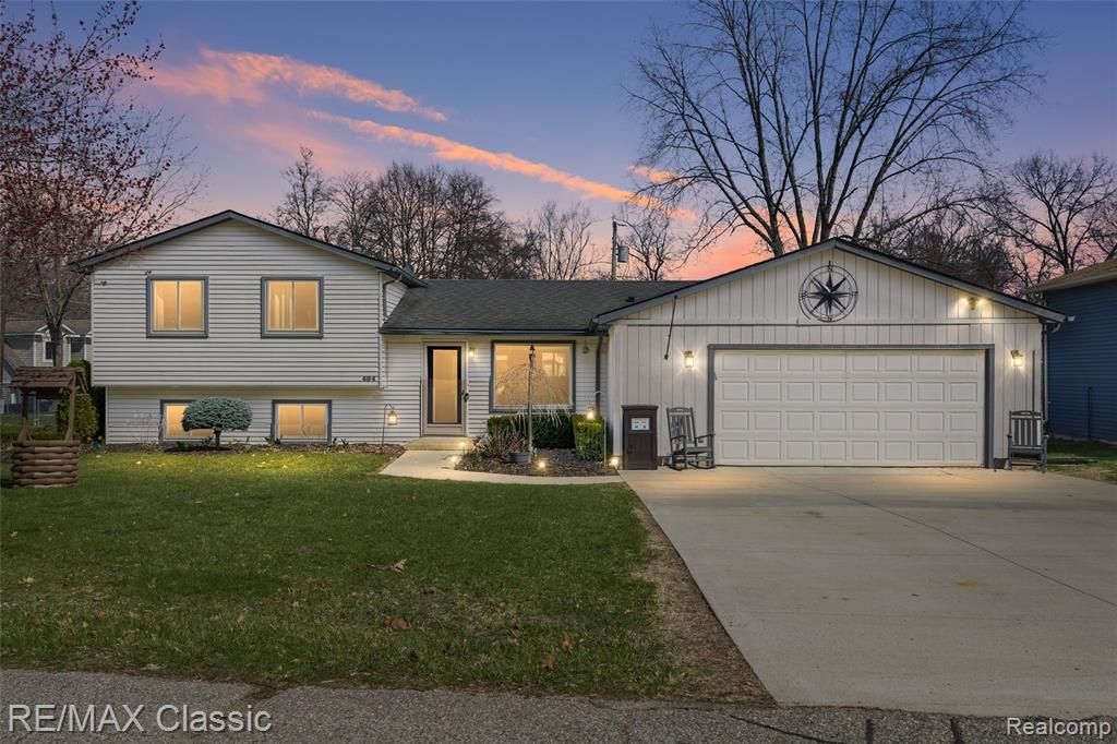 484 W Beechdale Street, Commerce Twp, MI 48382