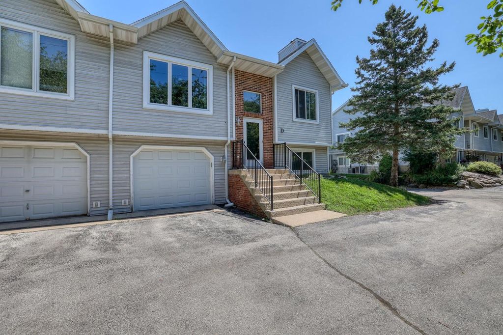 1829 Woodburn ROAD #D, Waukesha, WI 53188