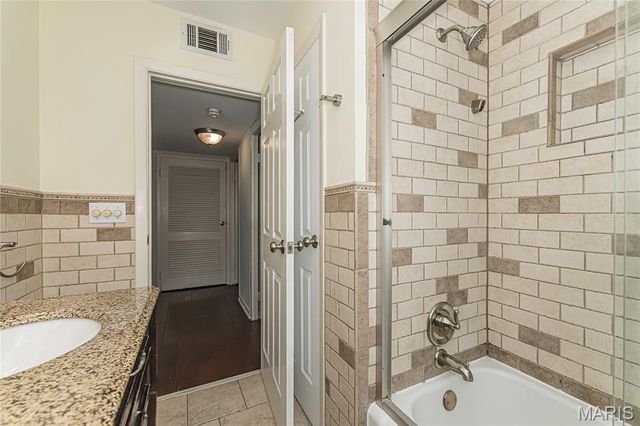 5 Delcrest Court 204, University City, MO 63124