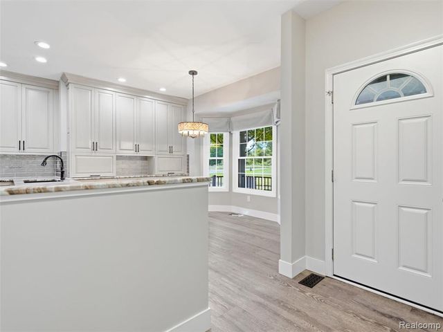 156 Sandhills Lane, Lake Orion, MI 48362