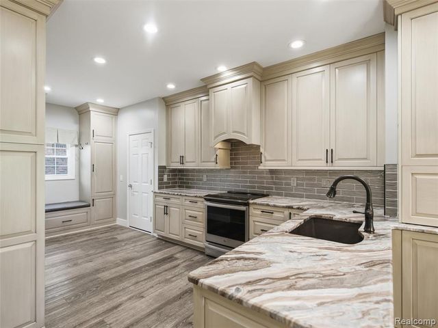 156 Sandhills Lane, Lake Orion, MI 48362