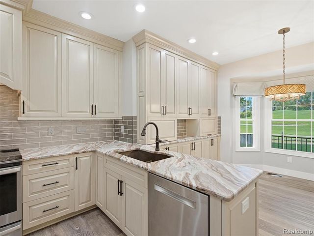 156 Sandhills Lane, Lake Orion, MI 48362
