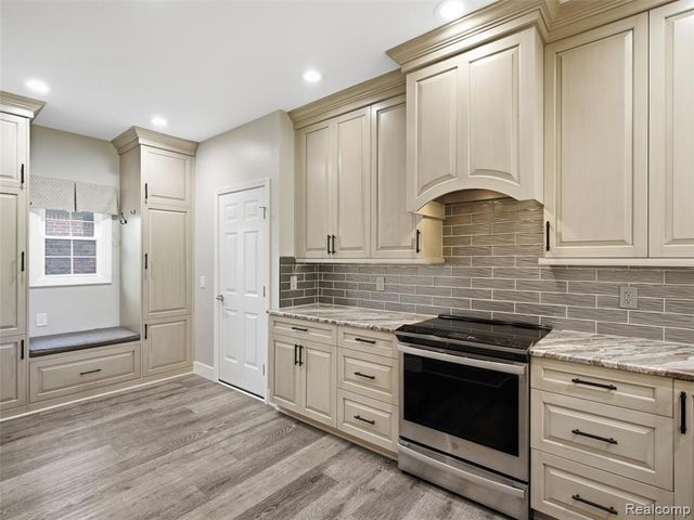 156 Sandhills Lane, Lake Orion, MI 48362