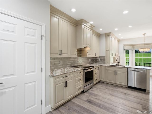 156 Sandhills Lane, Lake Orion, MI 48362