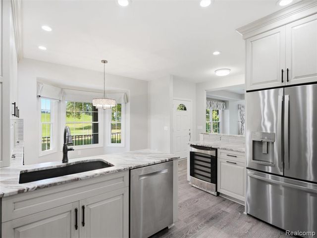 156 Sandhills Lane, Lake Orion, MI 48362