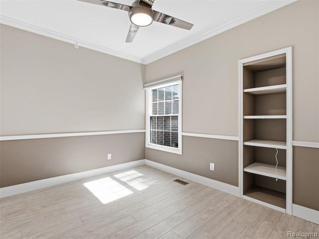 156 Sandhills Lane, Lake Orion, MI 48362