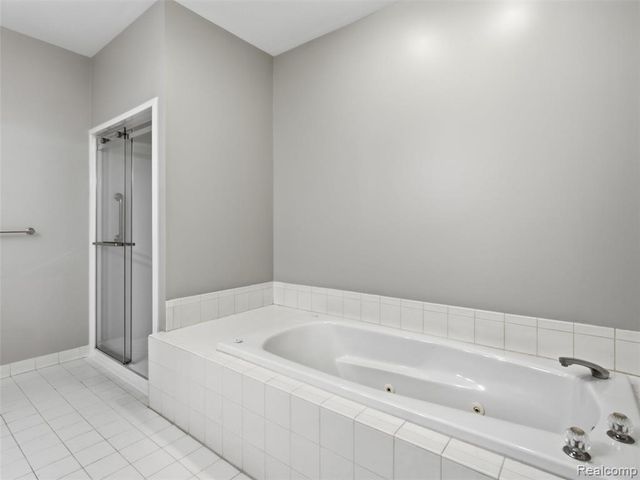 156 Sandhills Lane, Lake Orion, MI 48362