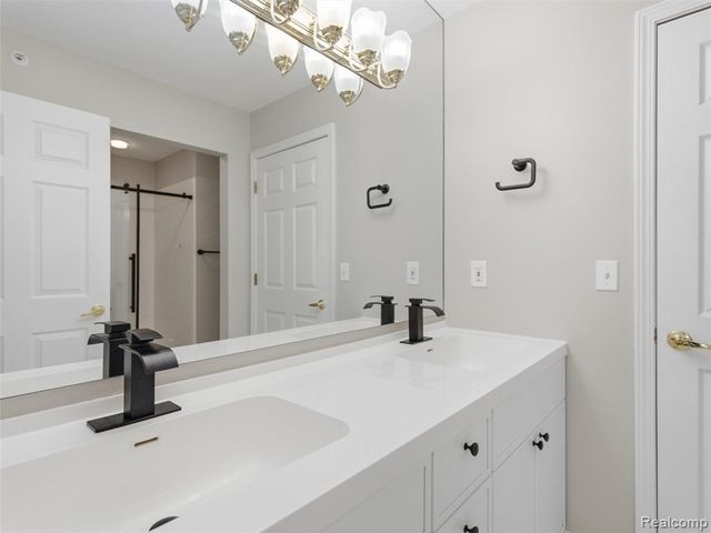 156 Sandhills Lane, Lake Orion, MI 48362