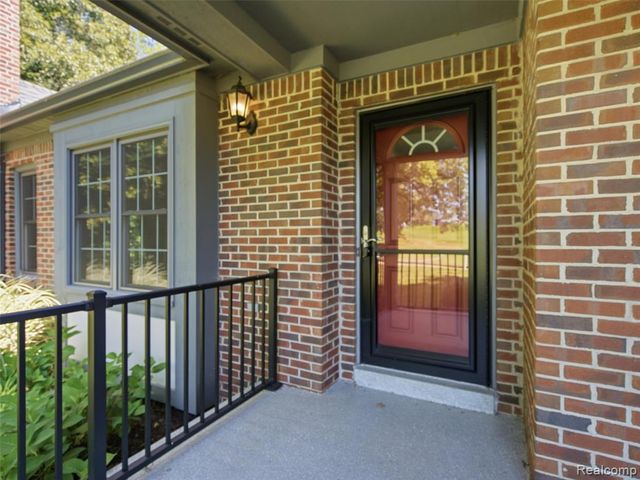 156 Sandhills Lane, Lake Orion, MI 48362