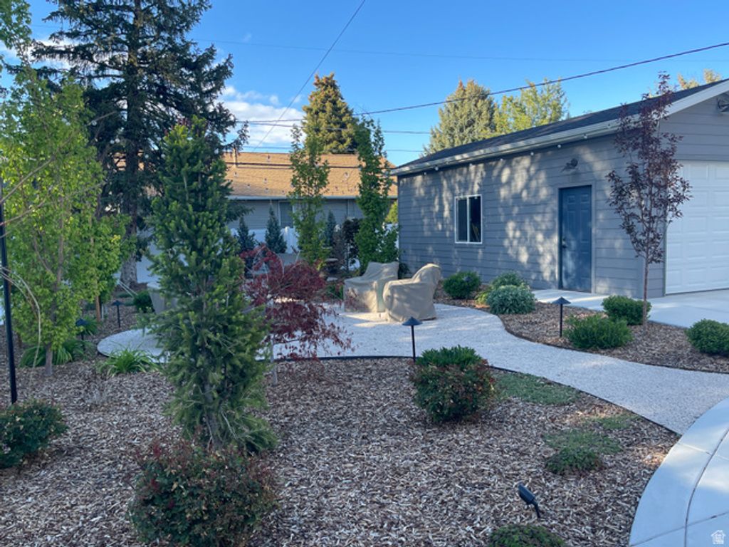 Image 8 of property listing at 835 E GREGSON AVE, Salt Lake City, UT 84106