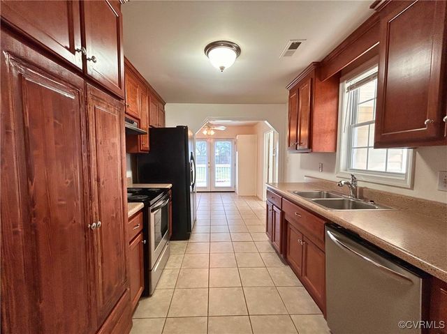 525 Roslyn Ave, Colonial Heights, VA 23834