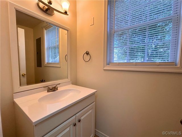 525 Roslyn Ave, Colonial Heights, VA 23834