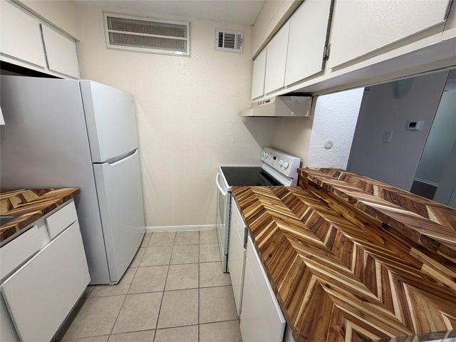 1516 Bay Area Boulevard F2, Houston, TX 77058