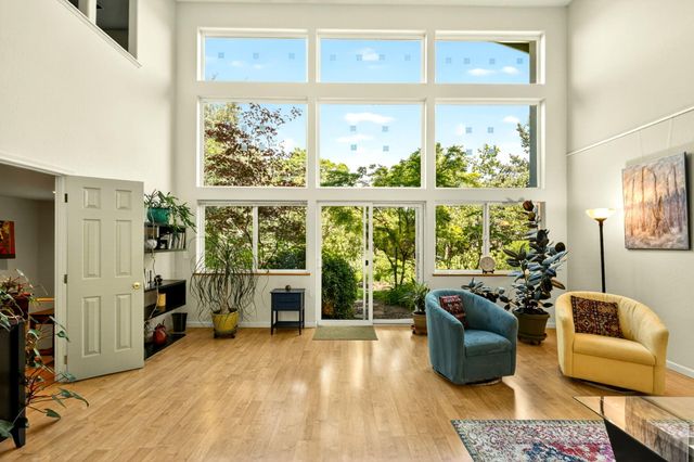 1501 Lithia Way, Talent, OR 97540