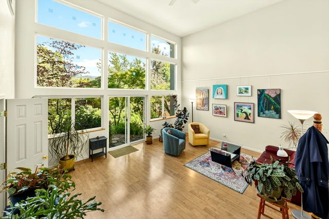 1501 Lithia Way, Talent, OR 97540