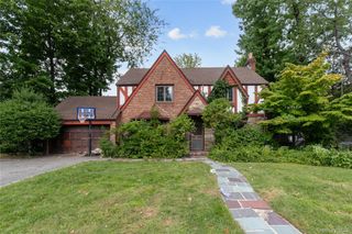 85 Oxford Boulevard, Great Neck, NY 11023