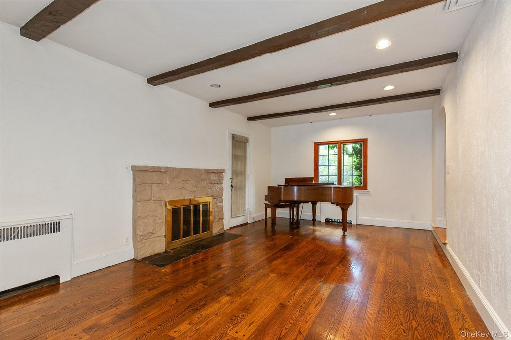 85 Oxford Boulevard, Great Neck, NY 11023 — photo 4