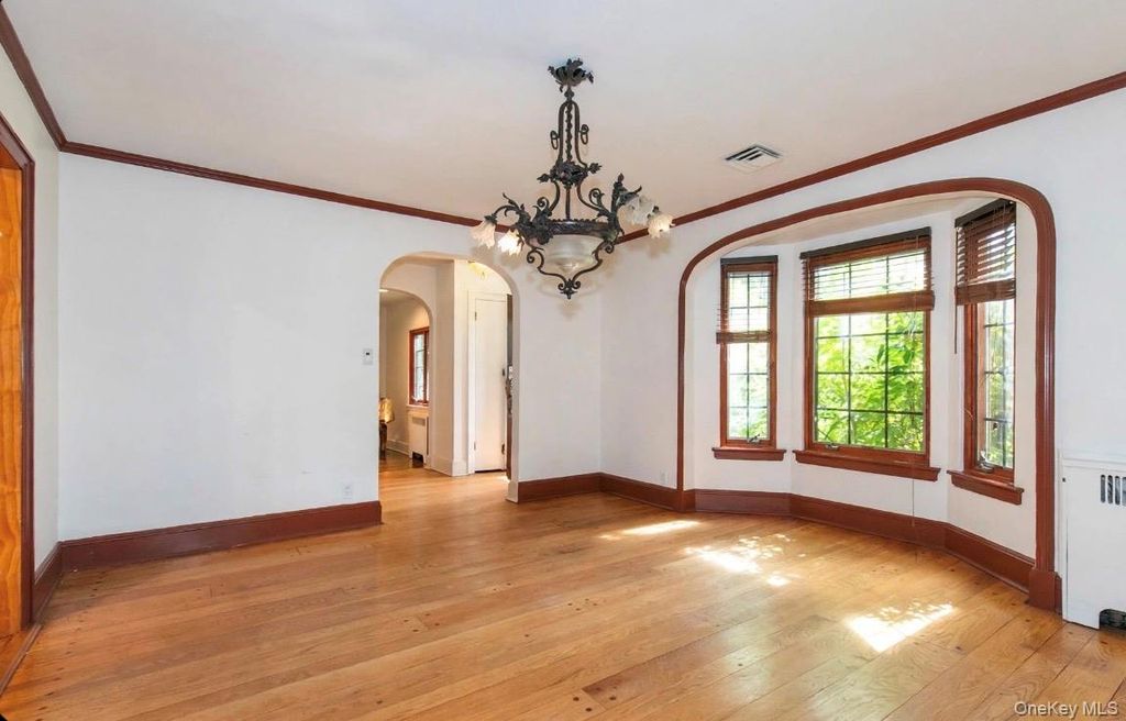 85 Oxford Boulevard, Great Neck, NY 11023 — photo 5