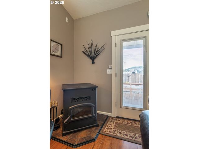 483 S STATE St, Sutherlin, OR 97479