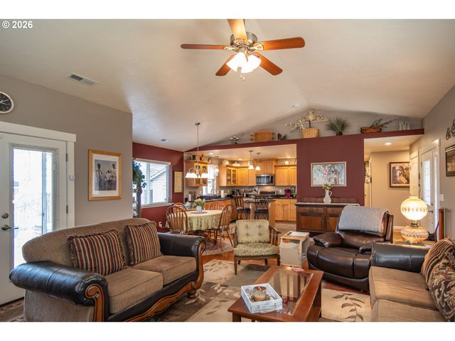 483 S STATE St, Sutherlin, OR 97479