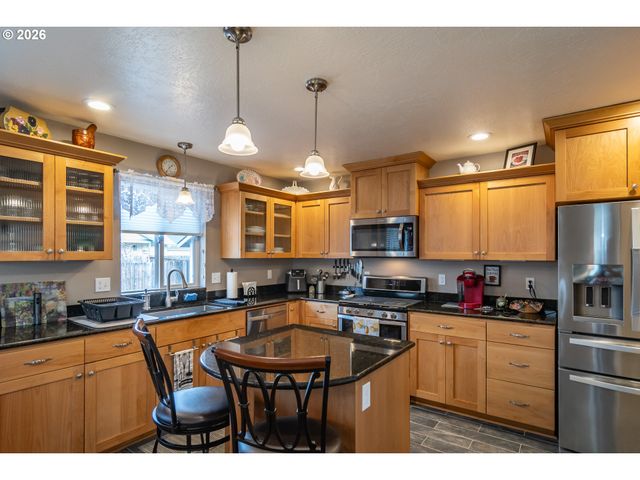 483 S STATE St, Sutherlin, OR 97479