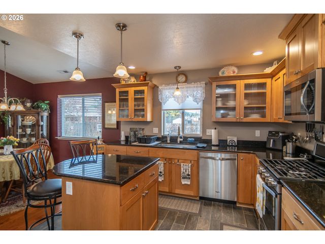 483 S STATE St, Sutherlin, OR 97479