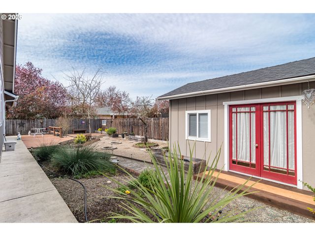 483 S STATE St, Sutherlin, OR 97479