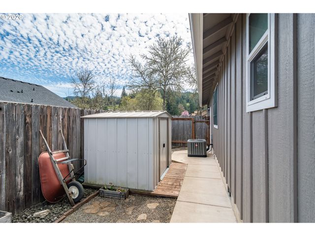 483 S STATE St, Sutherlin, OR 97479
